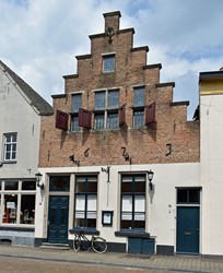 <p>De trapgevel van nr. 41 is gedateerd 1623. Mogelijk is het huis inclusief casco en gevels in dat jaar in één bouwfase vernieuwd. </p>
